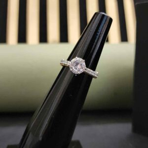 New Elegant Round Cut Engagement Ring